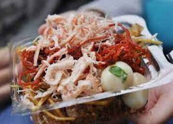 Bánh tráng trộn là món ăn vặt được nhiều bạn trẻ yêu thích 