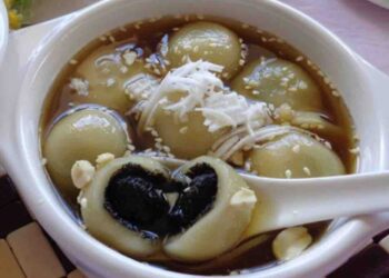 Nhân mè đen cũng ngon đặc biệt như cái màu của nó vậy