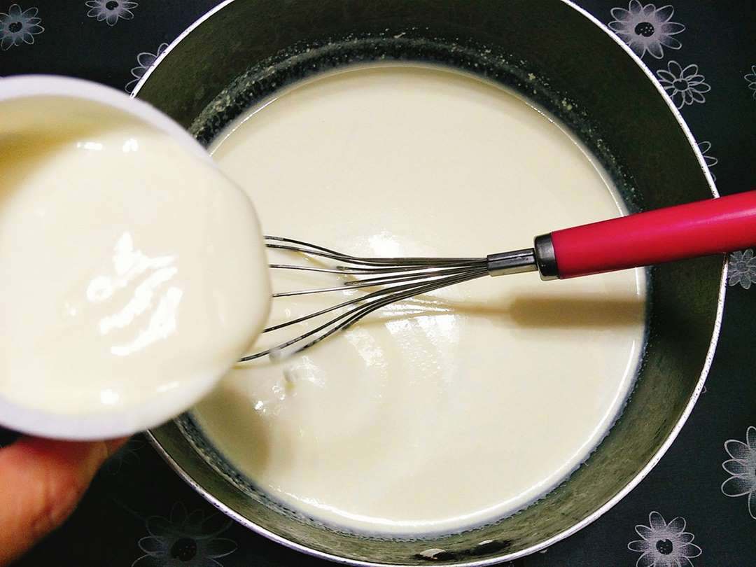 Cho sữa tươi không đường, sữa đặc và maiyonnaise vào âu khuấy đều hỗn hợp