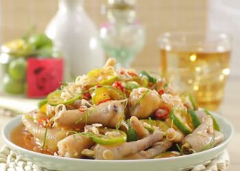 Chọn chân gà là bước không thể thiếu trong Cách làm chân gà sả tắc