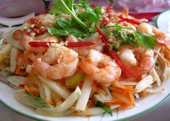 Chế biến nguyên liệu chính là tôm đảm bảo chuẩn vị