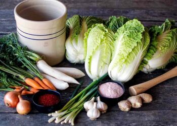 Mẹo ướp muối và phơi héo cải thảo đúng cách