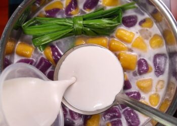 Vớt khoai ra một cái bát lớn